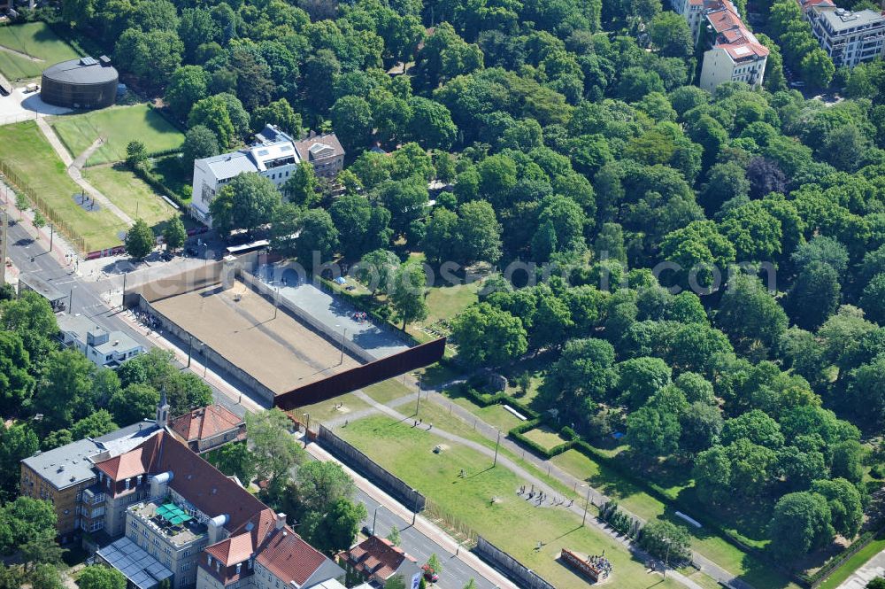 Berlin Prenzlauer Berg from above - Bereiche A der Gedenkstätte Mauerpark / Berliner Mauer an der Bernauer Straße in Berlin-Prenzlauer Berg. Der Bereich A ist das Fenster des Gedenkens und zeigt die Mauer mit Todesstreifen. Area A of the Berlin Wall Memorial at the Bernauer Strasse in the Prenzlauer Berg district. The Area A shows the The Wall and the Border Strip.