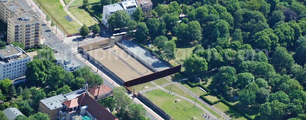 Berlin Prenzlauer Berg from the bird's eye view: Bereiche A der Gedenkstätte Mauerpark / Berliner Mauer an der Bernauer Straße in Berlin-Prenzlauer Berg. Der Bereich A ist das Fenster des Gedenkens und zeigt die Mauer mit Todesstreifen. Area A of the Berlin Wall Memorial at the Bernauer Strasse in the Prenzlauer Berg district. The Area A shows the The Wall and the Border Strip.