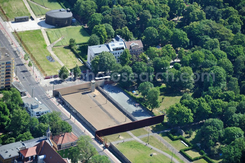 Aerial image Berlin Prenzlauer Berg - Bereiche A der Gedenkstätte Mauerpark / Berliner Mauer an der Bernauer Straße in Berlin-Prenzlauer Berg. Der Bereich A ist das Fenster des Gedenkens und zeigt die Mauer mit Todesstreifen. Area A of the Berlin Wall Memorial at the Bernauer Strasse in the Prenzlauer Berg district. The Area A shows the The Wall and the Border Strip.