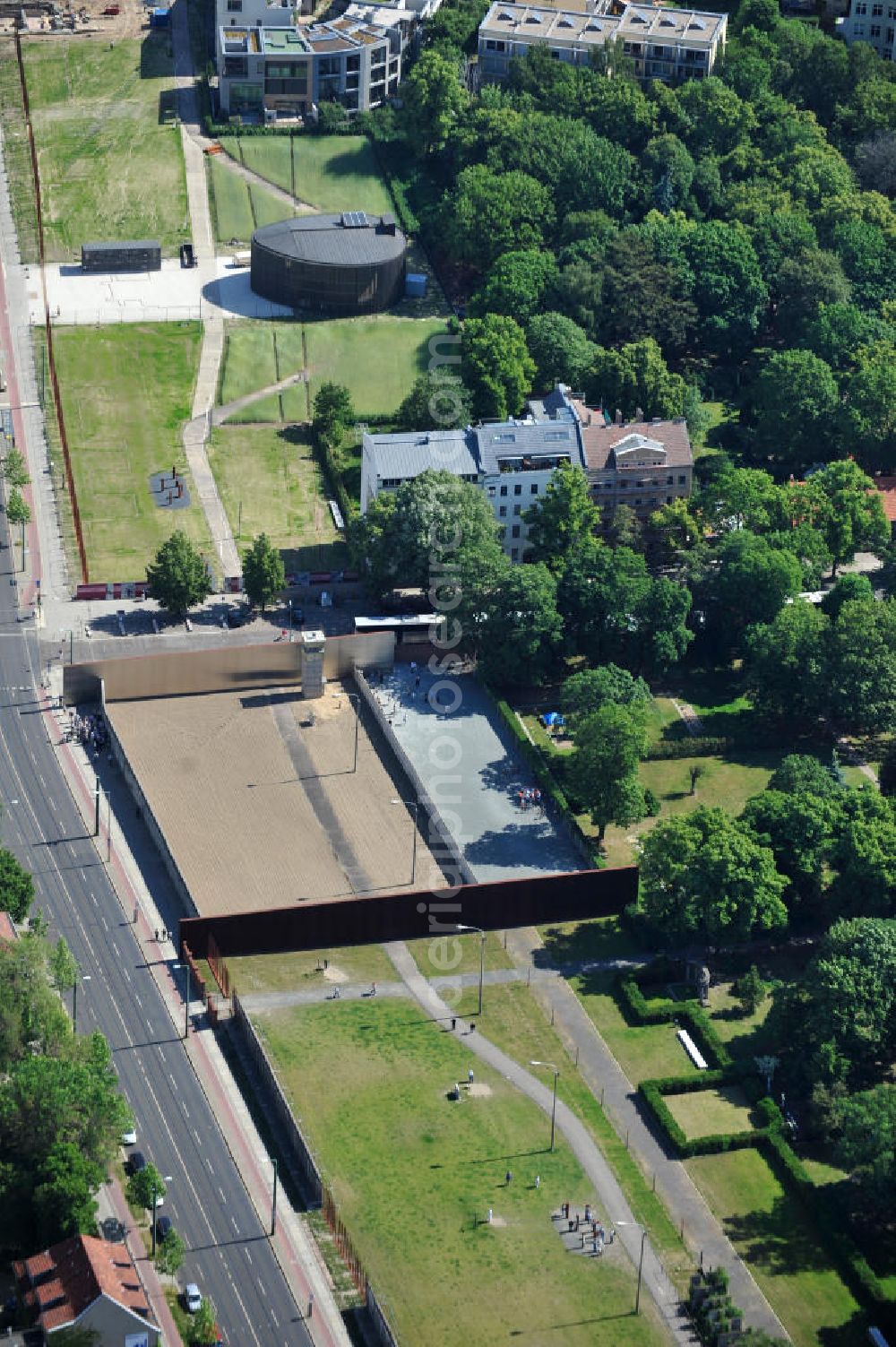 Berlin Prenzlauer Berg from above - Bereiche A der Gedenkstätte Mauerpark / Berliner Mauer an der Bernauer Straße in Berlin-Prenzlauer Berg. Der Bereich A ist das Fenster des Gedenkens und zeigt die Mauer mit Todesstreifen. Area A of the Berlin Wall Memorial at the Bernauer Strasse in the Prenzlauer Berg district. The Area A shows the The Wall and the Border Strip.