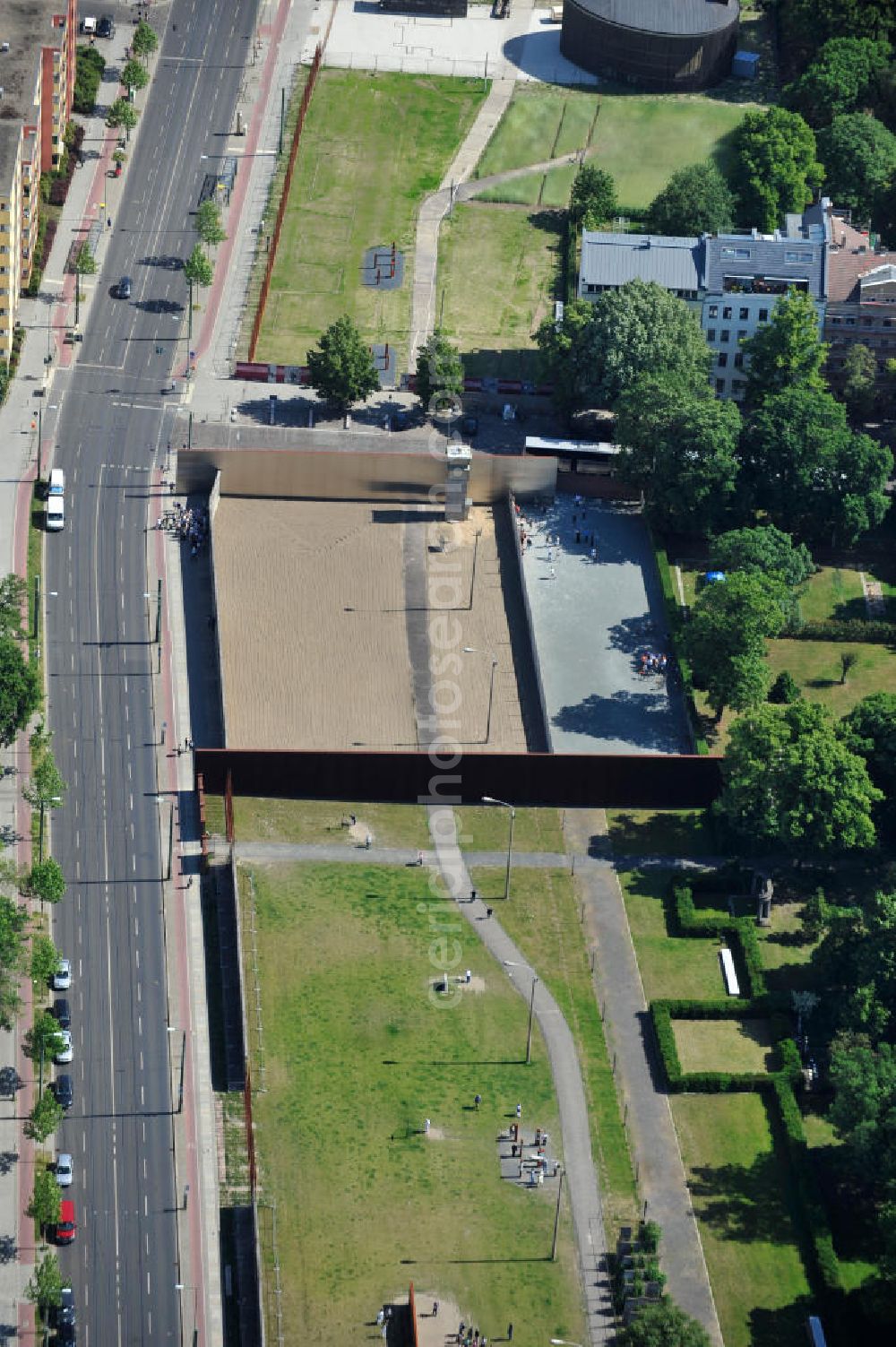 Berlin Prenzlauer Berg from the bird's eye view: Bereiche A der Gedenkstätte Mauerpark / Berliner Mauer an der Bernauer Straße in Berlin-Prenzlauer Berg. Der Bereich A ist das Fenster des Gedenkens und zeigt die Mauer mit Todesstreifen. Area A of the Berlin Wall Memorial at the Bernauer Strasse in the Prenzlauer Berg district. The Area A shows the The Wall and the Border Strip.