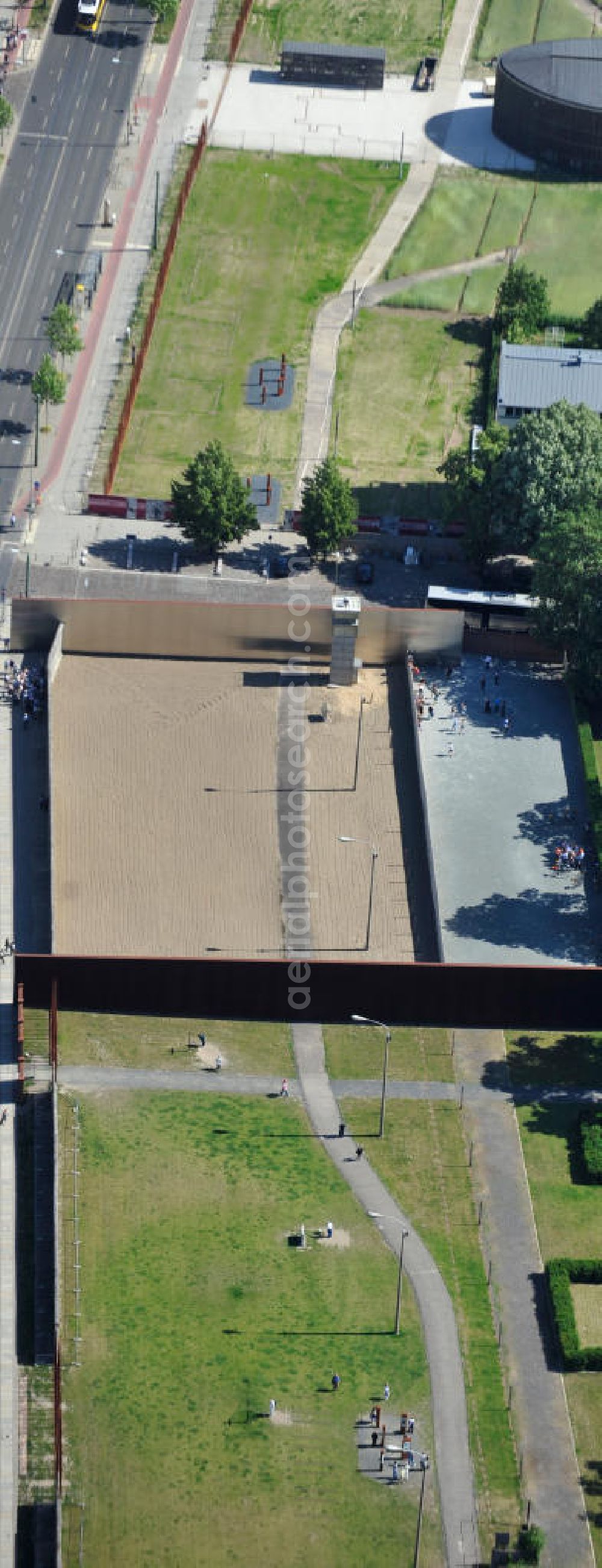 Aerial image Berlin Prenzlauer Berg - Bereiche A der Gedenkstätte Mauerpark / Berliner Mauer an der Bernauer Straße in Berlin-Prenzlauer Berg. Der Bereich A ist das Fenster des Gedenkens und zeigt die Mauer mit Todesstreifen. Area A of the Berlin Wall Memorial at the Bernauer Strasse in the Prenzlauer Berg district. The Area A shows the The Wall and the Border Strip.