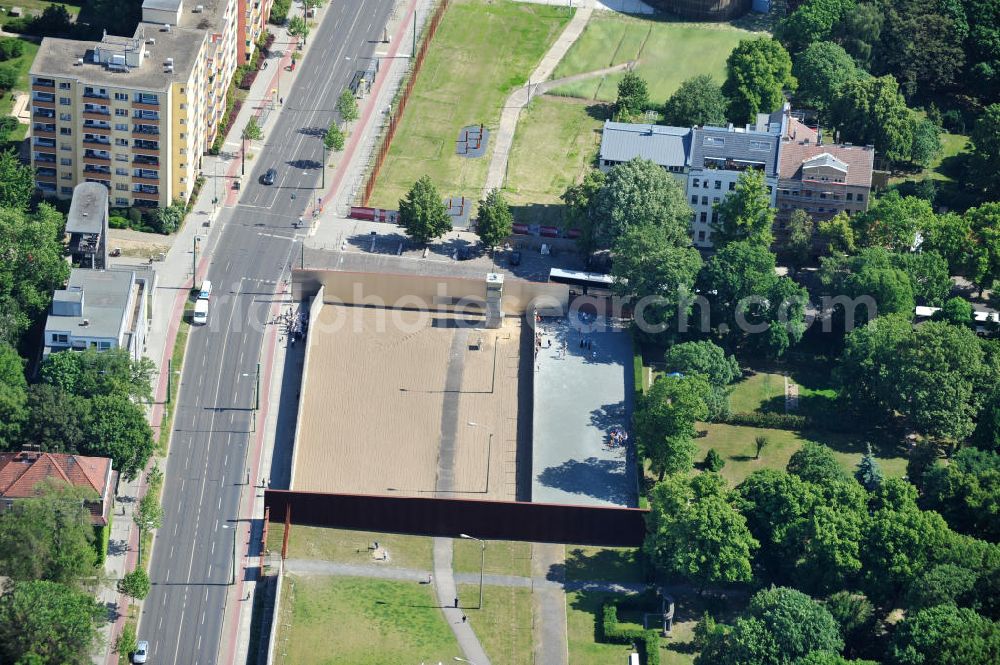 Aerial photograph Berlin Prenzlauer Berg - Bereiche A der Gedenkstätte Mauerpark / Berliner Mauer an der Bernauer Straße in Berlin-Prenzlauer Berg. Der Bereich A ist das Fenster des Gedenkens und zeigt die Mauer mit Todesstreifen. Area A of the Berlin Wall Memorial at the Bernauer Strasse in the Prenzlauer Berg district. The Area A shows the The Wall and the Border Strip.