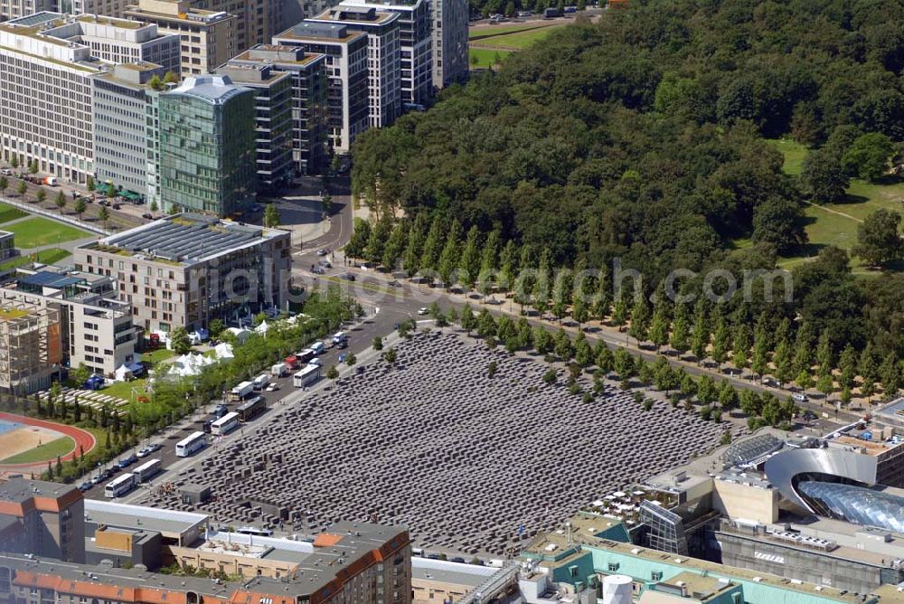 Aerial image Berlin - . Das Holocaust-Mahnmal mit seinen 2.711 Beton-Stelen war nach zweijähriger Bauzeit am 10. Mai 2005 eröffnet worden.