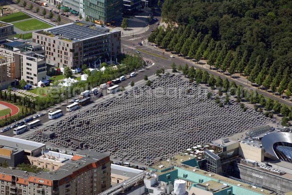 Aerial photograph Berlin - . Das Holocaust-Mahnmal mit seinen 2.711 Beton-Stelen war nach zweijähriger Bauzeit am 10. Mai 2005 eröffnet worden.