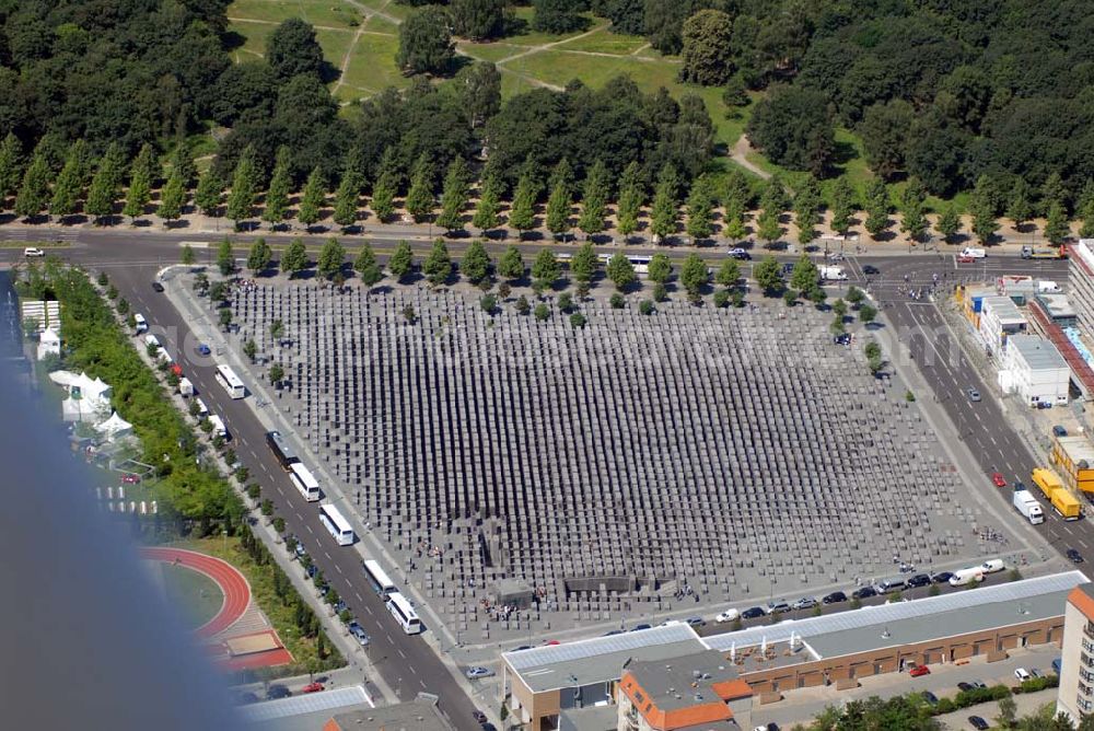 Berlin from above - . Das Holocaust-Mahnmal mit seinen 2.711 Beton-Stelen war nach zweijähriger Bauzeit am 10. Mai 2005 eröffnet worden.