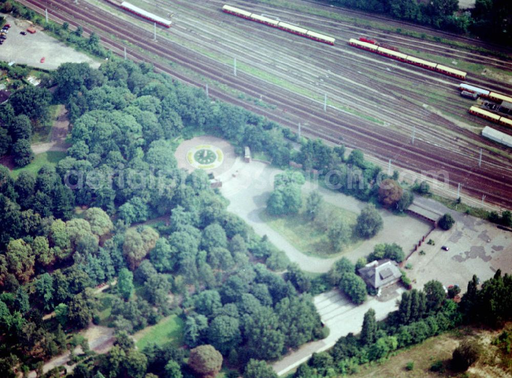 Berlin - Friedrichsfelde from above - Gedenkstätte der Sozialisten (Ehrenfriedhof) in Berlin - Friedrichsfelde.