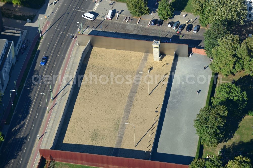 Berlin Prenzlauer Berg from the bird's eye view: Bereiche A der Gedenkstätte Mauerpark / Berliner Mauer an der Bernauer Straße in Berlin-Prenzlauer Berg. Der Bereich A ist das Fenster des Gedenkens und zeigt die Mauer mit Todesstreifen. Area A of the Berlin Wall Memorial at the Bernauer Strasse in the Prenzlauer Berg district. The Area A shows the The Wall and the Border Strip.