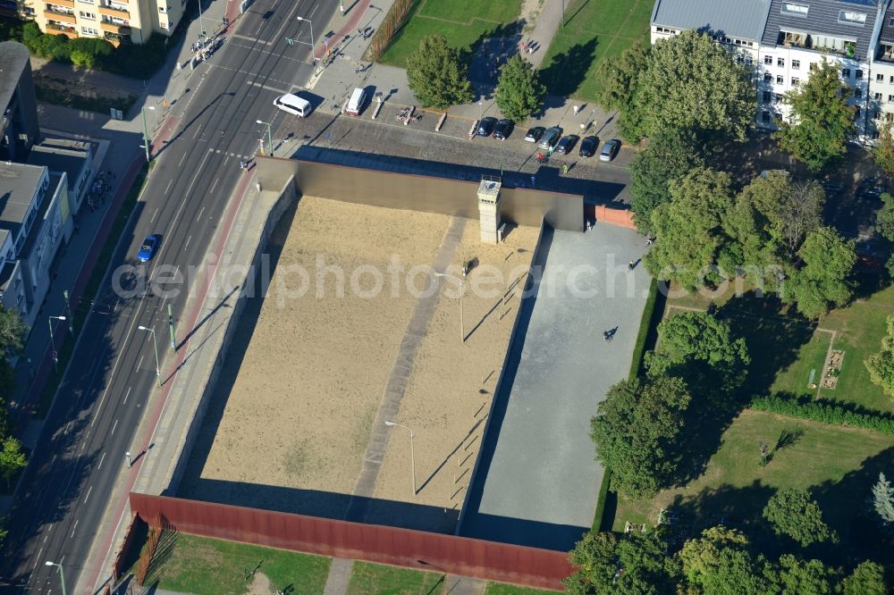 Aerial image Berlin Prenzlauer Berg - Bereiche A der Gedenkstätte Mauerpark / Berliner Mauer an der Bernauer Straße in Berlin-Prenzlauer Berg. Der Bereich A ist das Fenster des Gedenkens und zeigt die Mauer mit Todesstreifen. Area A of the Berlin Wall Memorial at the Bernauer Strasse in the Prenzlauer Berg district. The Area A shows the The Wall and the Border Strip.