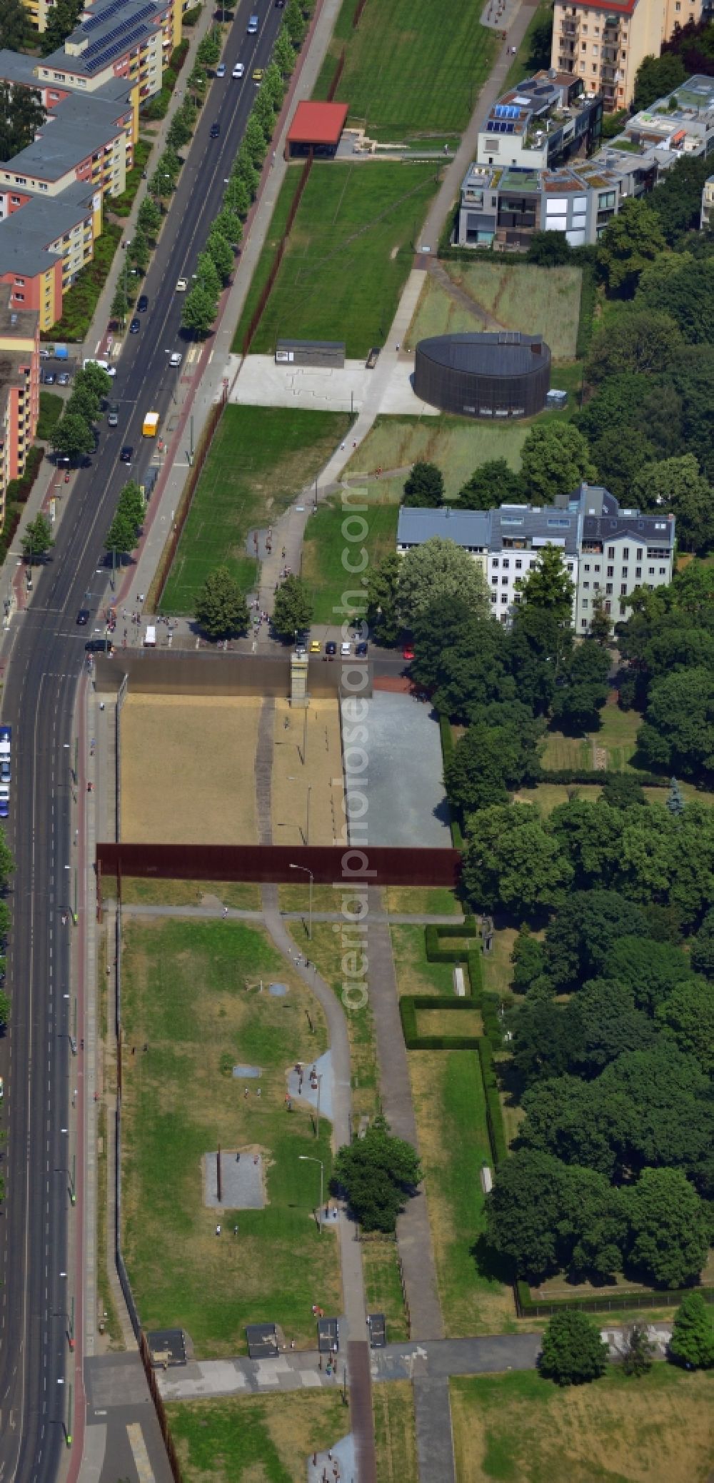 Berlin Prenzlauer Berg from the bird's eye view: Area A of the Berlin Wall Memorial at the Bernauer Strasse in the Prenzlauer Berg district. The Area A shows the The Wall and the Border Strip