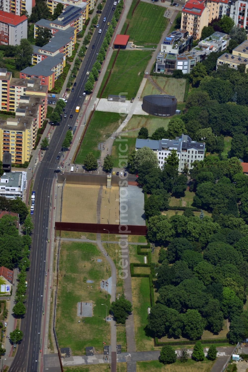 Aerial photograph Berlin Prenzlauer Berg - Area A of the Berlin Wall Memorial at the Bernauer Strasse in the Prenzlauer Berg district. The Area A shows the The Wall and the Border Strip