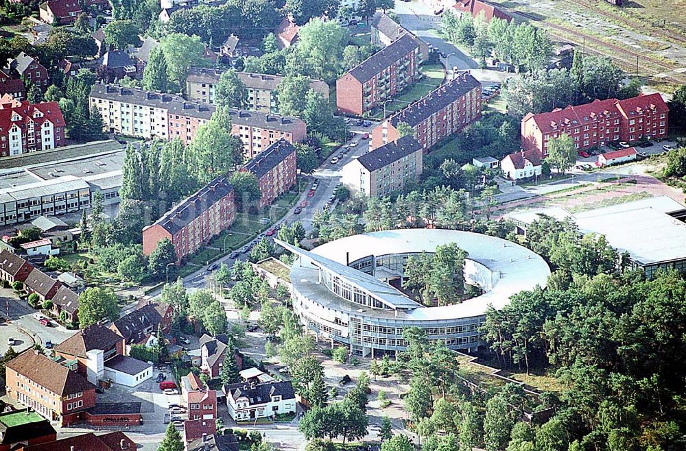 Geesthacht / Niedersachsen from above - Geesthacht / Niedersachsen Blick auf die 1990 gegründete vierzügige Halbtagsschule mit gymnasialer Oberstufe (ca. 770 Schüler/innen und 60 Lehrer/innen), die im Rundbaustil erbaut wurde Adresse: Neuer Krug 37 -39 21502 Geesthacht Tel.: 04152 / 846340 Fax: 04152 / 79757 06.09.2003