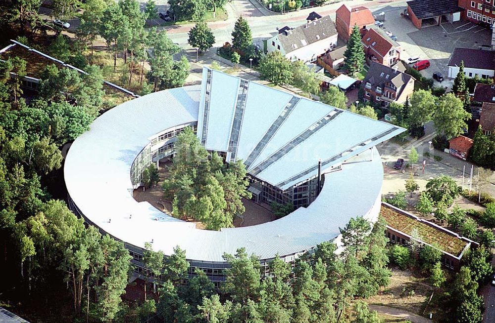 Geesthacht / Niedersachsen from the bird's eye view: Geesthacht / Niedersachsen Blick auf die 1990 gegründete vierzügige Halbtagsschule mit gymnasialer Oberstufe (ca. 770 Schüler/innen und 60 Lehrer/innen), die im Rundbaustil erbaut wurde Adresse: Neuer Krug 37 -39 21502 Geesthacht Tel.: 04152 / 846340 Fax: 04152 / 79757 06.09.2003