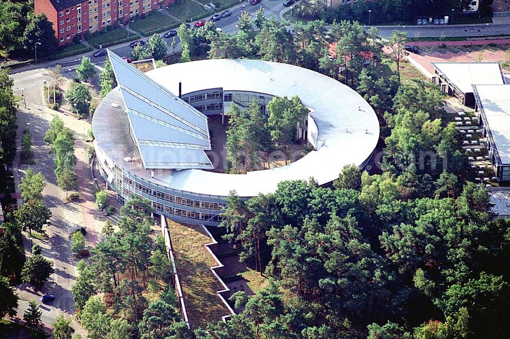 Aerial image Geesthacht / Niedersachsen - Geesthacht / Niedersachsen Blick auf die 1990 gegründete vierzügige Halbtagsschule mit gymnasialer Oberstufe (ca. 770 Schüler/innen und 60 Lehrer/innen), die im Rundbaustil erbaut wurde Adresse: Neuer Krug 37 -39 21502 Geesthacht Tel.: 04152 / 846340 Fax: 04152 / 79757 06.09.2003