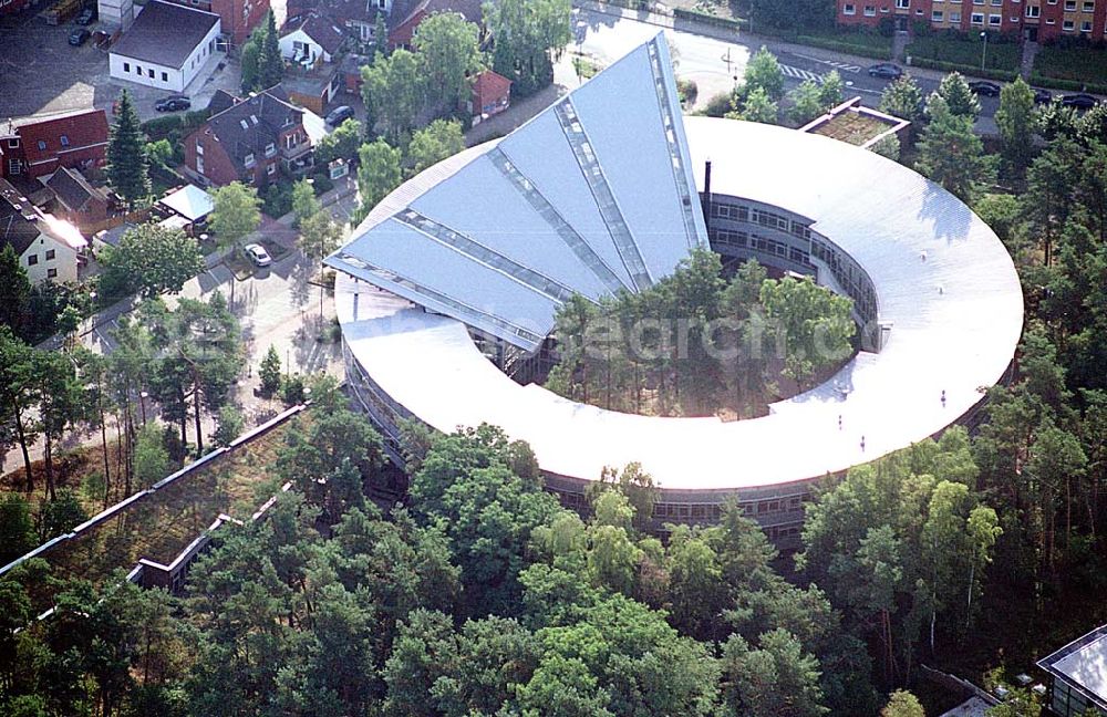 Aerial photograph Geesthacht / Niedersachsen - Geesthacht / Niedersachsen Blick auf die 1990 gegründete vierzügige Halbtagsschule mit gymnasialer Oberstufe (ca. 770 Schüler/innen und 60 Lehrer/innen), die im Rundbaustil erbaut wurde Adresse: Neuer Krug 37 -39 21502 Geesthacht Tel.: 04152 / 846340 Fax: 04152 / 79757 06.09.2003