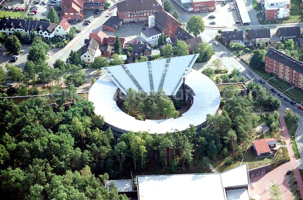 Geesthacht / Niedersachsen from above - Geesthacht / Niedersachsen Blick auf die 1990 gegründete vierzügige Halbtagsschule mit gymnasialer Oberstufe (ca. 770 Schüler/innen und 60 Lehrer/innen), die im Rundbaustil erbaut wurde Adresse: Neuer Krug 37 -39 21502 Geesthacht Tel.: 04152 / 846340 Fax: 04152 / 79757 06.09.2003