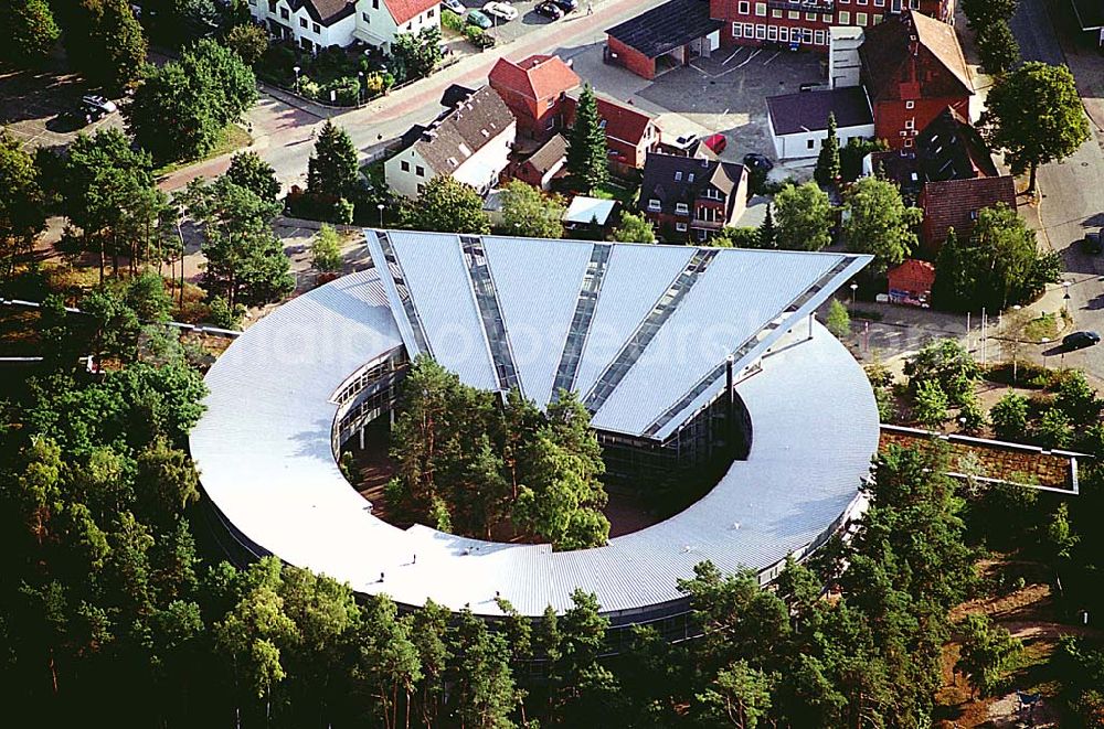 Geesthacht / Niedersachsen from the bird's eye view: Geesthacht / Niedersachsen Blick auf die 1990 gegründete vierzügige Halbtagsschule mit gymnasialer Oberstufe (ca. 770 Schüler/innen und 60 Lehrer/innen), die im Rundbaustil erbaut wurde Adresse: Neuer Krug 37 -39 21502 Geesthacht Tel.: 04152 / 846340 Fax: 04152 / 79757 06.09.2003