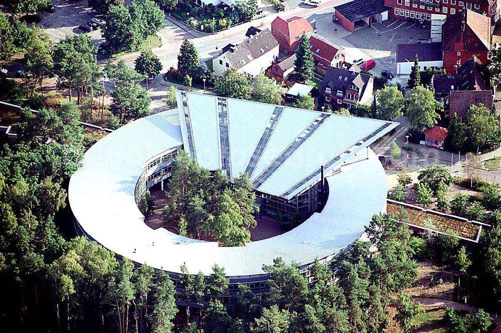 Aerial image Geesthacht / Niedersachsen - Geesthacht / Niedersachsen Blick auf die 1990 gegründete vierzügige Halbtagsschule mit gymnasialer Oberstufe (ca. 770 Schüler/innen und 60 Lehrer/innen), die im Rundbaustil erbaut wurde Adresse: Neuer Krug 37 -39 21502 Geesthacht Tel.: 04152 / 846340 Fax: 04152 / 79757 06.09.2003