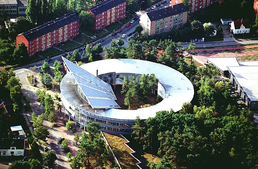 Aerial photograph Geesthacht / Niedersachsen - Geesthacht / Niedersachsen Blick auf die 1990 gegründete vierzügige Halbtagsschule mit gymnasialer Oberstufe (ca. 770 Schüler/innen und 60 Lehrer/innen), die im Rundbaustil erbaut wurde Adresse: Neuer Krug 37 -39 21502 Geesthacht Tel.: 04152 / 846340 Fax: 04152 / 79757 06.09.2003