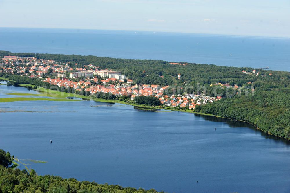 Aerial photograph Ostseebad Graal Müritz - Nicht nur wie gewohnt vom Meer ist das Osteebad derzeit mit Wasser umgeben. Das durch überdurchschnittlichen Regen und Grundwassereinfluß überflutete Landschaftsschutzgebiet “Tabakwiesen” am Wohngebiet Koppenheide bietet derzeit ein ungewöhlichen Anblick. Gefahr für den unmittelbaren Wohngebietsbereich besteht derzeit aber nicht Flooded landscape conservation area tobacco fields on Graal-Müritz.