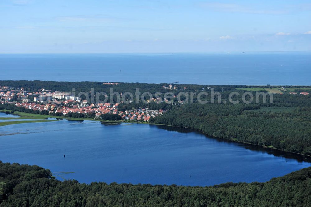 Ostseebad Graal Müritz from the bird's eye view: Nicht nur wie gewohnt vom Meer ist das Osteebad derzeit mit Wasser umgeben. Das durch überdurchschnittlichen Regen und Grundwassereinfluß überflutete Landschaftsschutzgebiet “Tabakwiesen” am Wohngebiet Koppenheide bietet derzeit ein ungewöhlichen Anblick. Gefahr für den unmittelbaren Wohngebietsbereich besteht derzeit aber nicht Flooded landscape conservation area tobacco fields on Graal-Müritz.