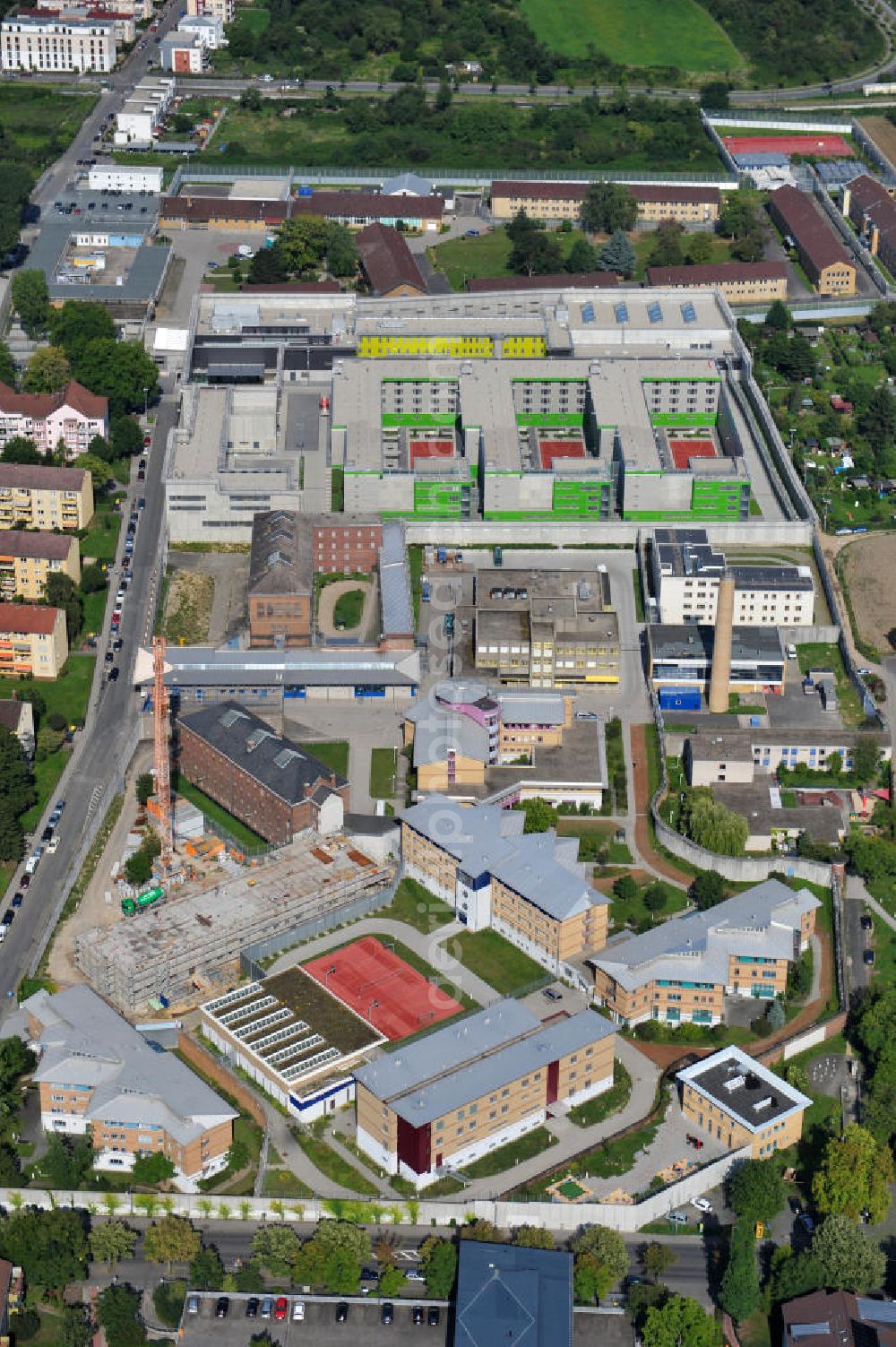 Frankfurt Preungesheim from above - Blick auf den Neubau und die sanierten Gefängnis - Gebäude der Justizvollzugsanstalt Frankfurt am Main I ( JVA I ) im Frankfurter Stadtteil Preungesheim. View of the new building and the renovated buildings of the prison Frankfurt am Main I (JVA I) in the Frankfurt district Preungesheim. It is to be used as a remand prison.