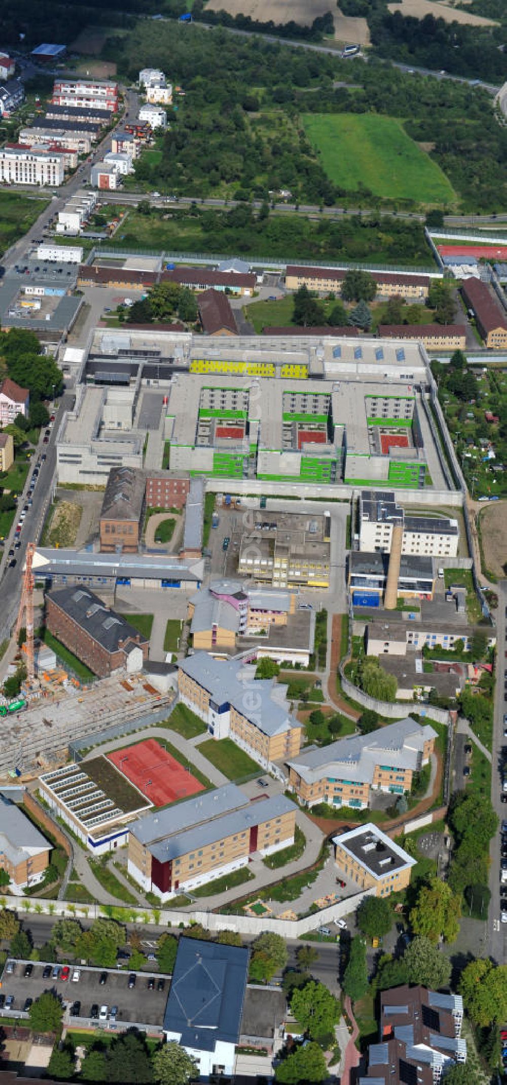 Frankfurt Preungesheim from the bird's eye view: Blick auf den Neubau und die sanierten Gefängnis - Gebäude der Justizvollzugsanstalt Frankfurt am Main I ( JVA I ) im Frankfurter Stadtteil Preungesheim. View of the new building and the renovated buildings of the prison Frankfurt am Main I (JVA I) in the Frankfurt district Preungesheim. It is to be used as a remand prison.