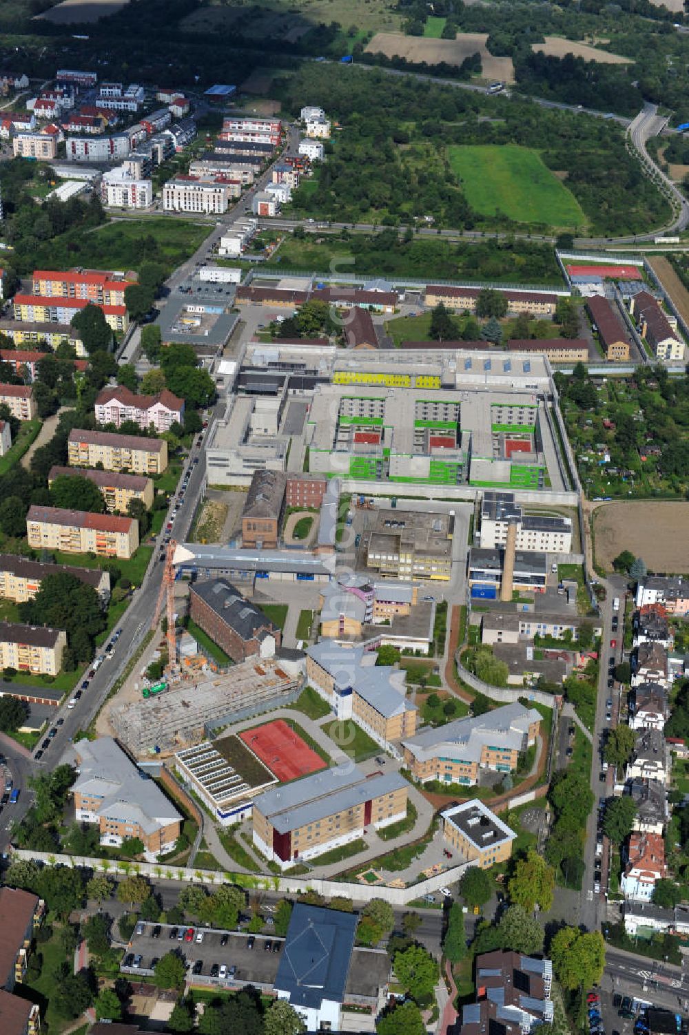 Aerial image Frankfurt Preungesheim - Blick auf den Neubau und die sanierten Gefängnis - Gebäude der Justizvollzugsanstalt Frankfurt am Main I ( JVA I ) im Frankfurter Stadtteil Preungesheim. View of the new building and the renovated buildings of the prison Frankfurt am Main I (JVA I) in the Frankfurt district Preungesheim. It is to be used as a remand prison.