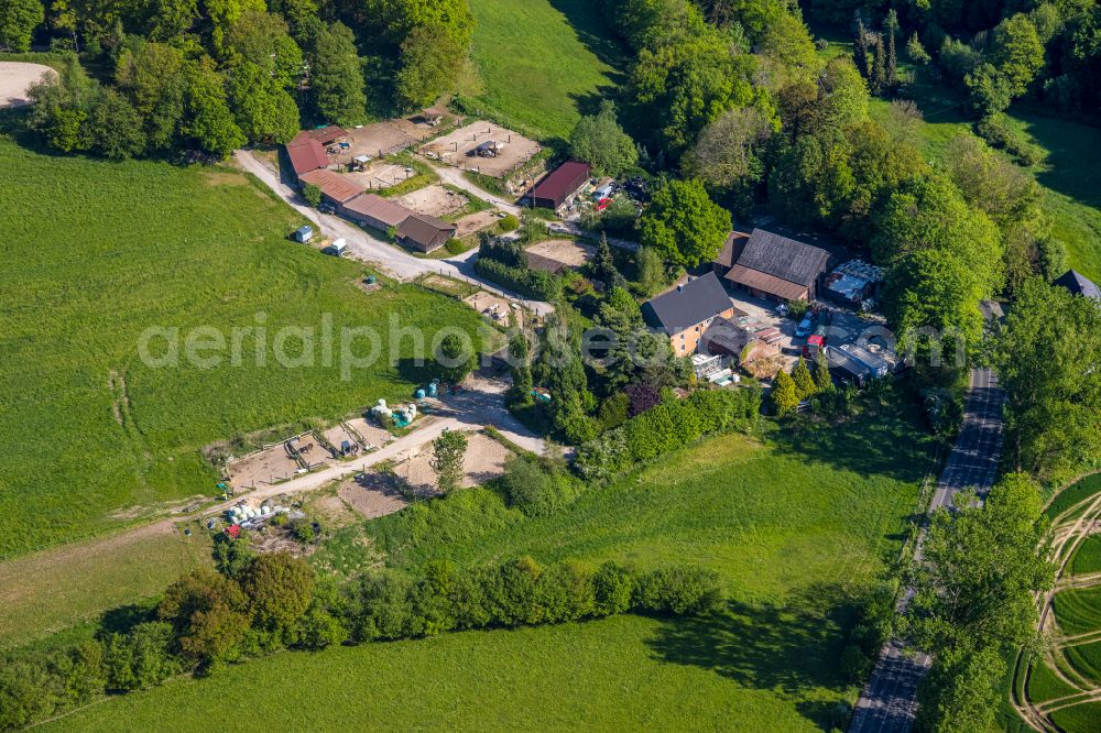 Im Böllberg from above - Homestead and farm outbuildings on the edge of agricultural fields on street Esborner Strasse in Im Boellberg at Ruhrgebiet in the state North Rhine-Westphalia, Germany