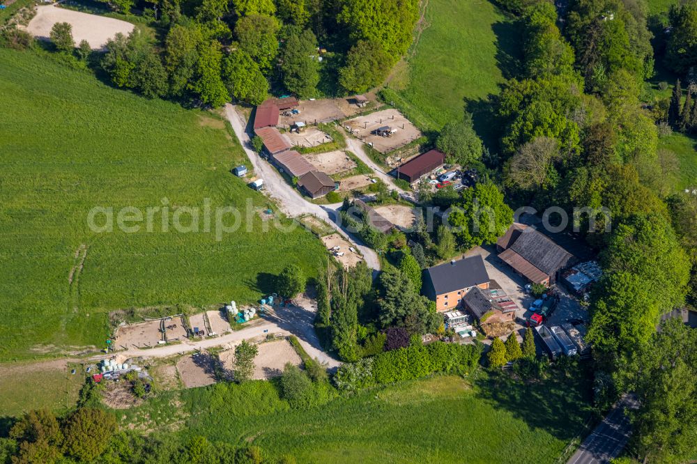 Im Böllberg from the bird's eye view: Homestead and farm outbuildings on the edge of agricultural fields on street Esborner Strasse in Im Boellberg at Ruhrgebiet in the state North Rhine-Westphalia, Germany