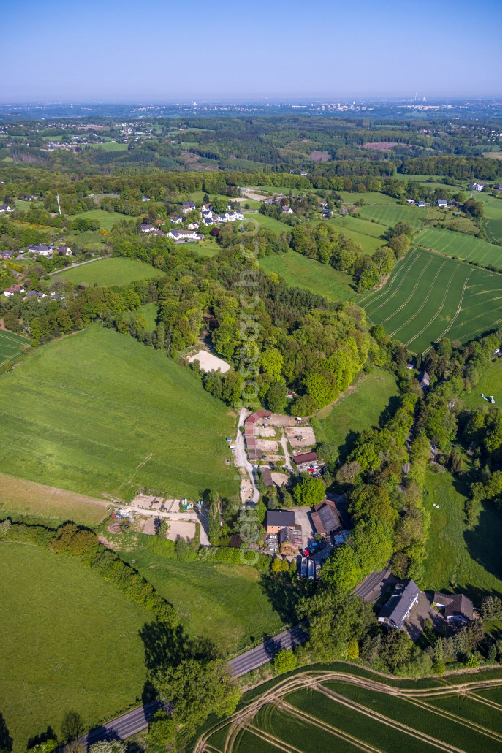 Aerial image Im Böllberg - Homestead and farm outbuildings on the edge of agricultural fields on street Esborner Strasse in Im Boellberg at Ruhrgebiet in the state North Rhine-Westphalia, Germany