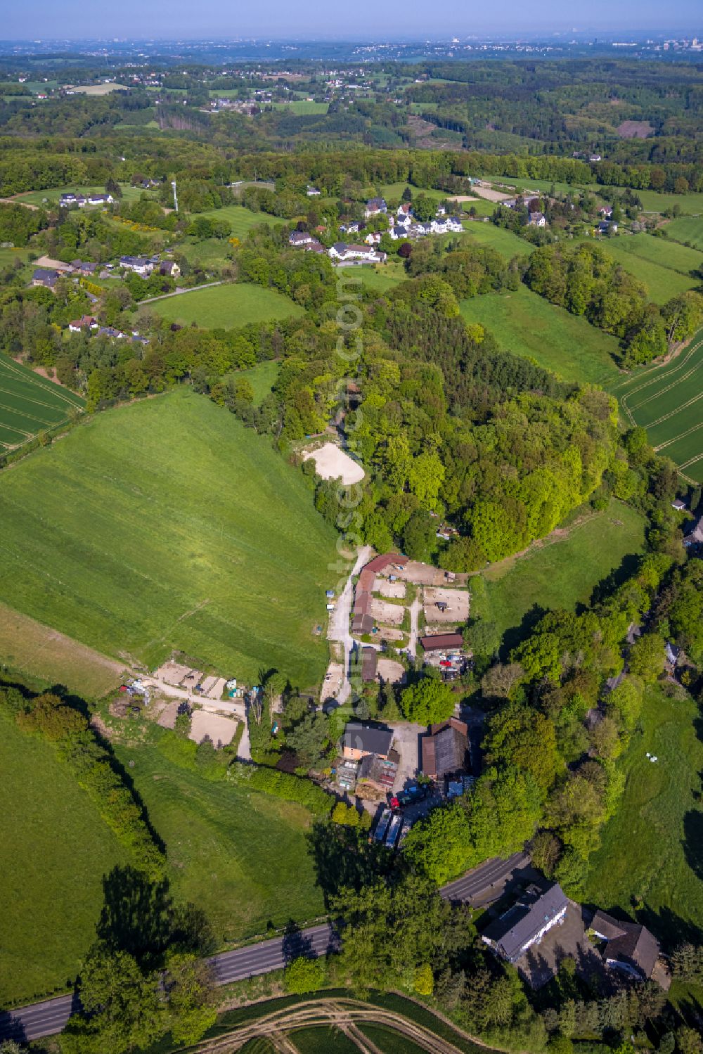 Aerial photograph Im Böllberg - Homestead and farm outbuildings on the edge of agricultural fields on street Esborner Strasse in Im Boellberg at Ruhrgebiet in the state North Rhine-Westphalia, Germany