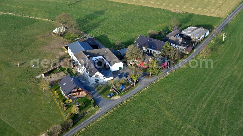 Aerial image Büllesfeld - Homestead and farm outbuildings on the edge of agricultural fields in Buellesfeld in the state North Rhine-Westphalia, Germany