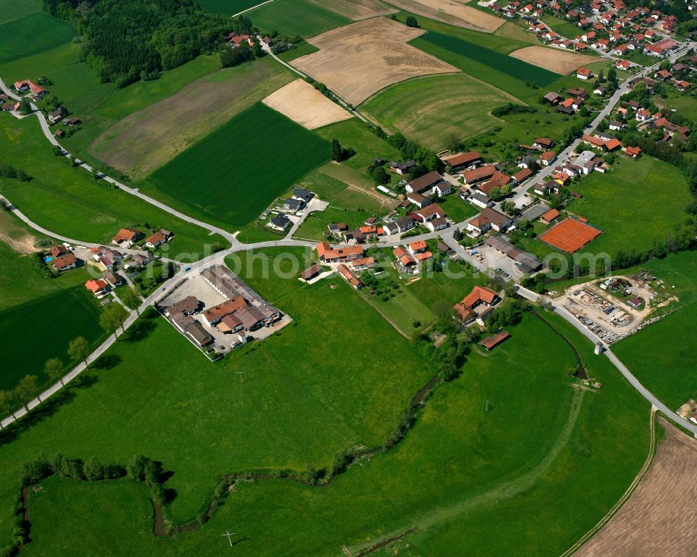 Aerial photograph Dummeldorf - Homestead and farm outbuildings on the edge of agricultural fields in Dummeldorf in the state Bavaria, Germany