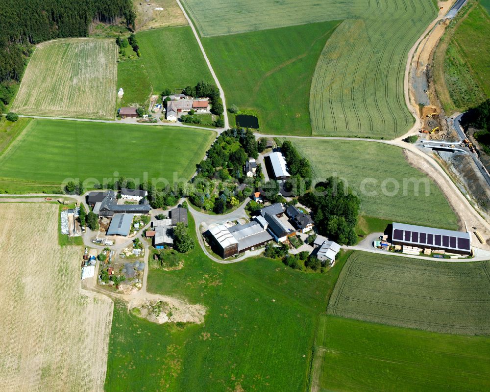 Feilitzsch from the bird's eye view: Homestead and farm outbuildings on the edge of agricultural fields on street Forststrasse in the district Forst in Feilitzsch in the state Bavaria, Germany