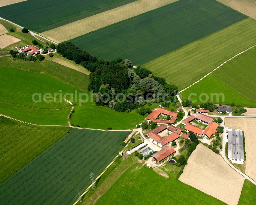 Ferndörfl from the bird's eye view: Homestead and farm outbuildings on the edge of agricultural fields in Ferndoerfl in the state Bavaria, Germany