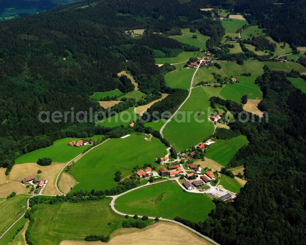 Hitzenberg from above - Homestead and farm outbuildings on the edge of agricultural fields in Hitzenberg in the state Bavaria, Germany