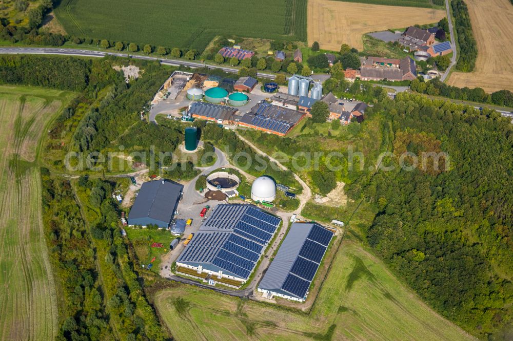 Aerial image Beckum - Homestead and farm outbuildings on the edge of agricultural fields Hof Wissling on street Geisslerstrasse in Beckum at Sauerland in the state North Rhine-Westphalia, Germany