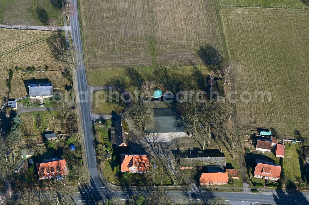 Aerial photograph Eimke - Homestead and farm outbuildings on the edge of agricultural fields of the farm shop Eimker Erdaepfel - Hof Kuhlmann on Salzwedeler Strasse in Eimke in the state Lower Saxony, Germany