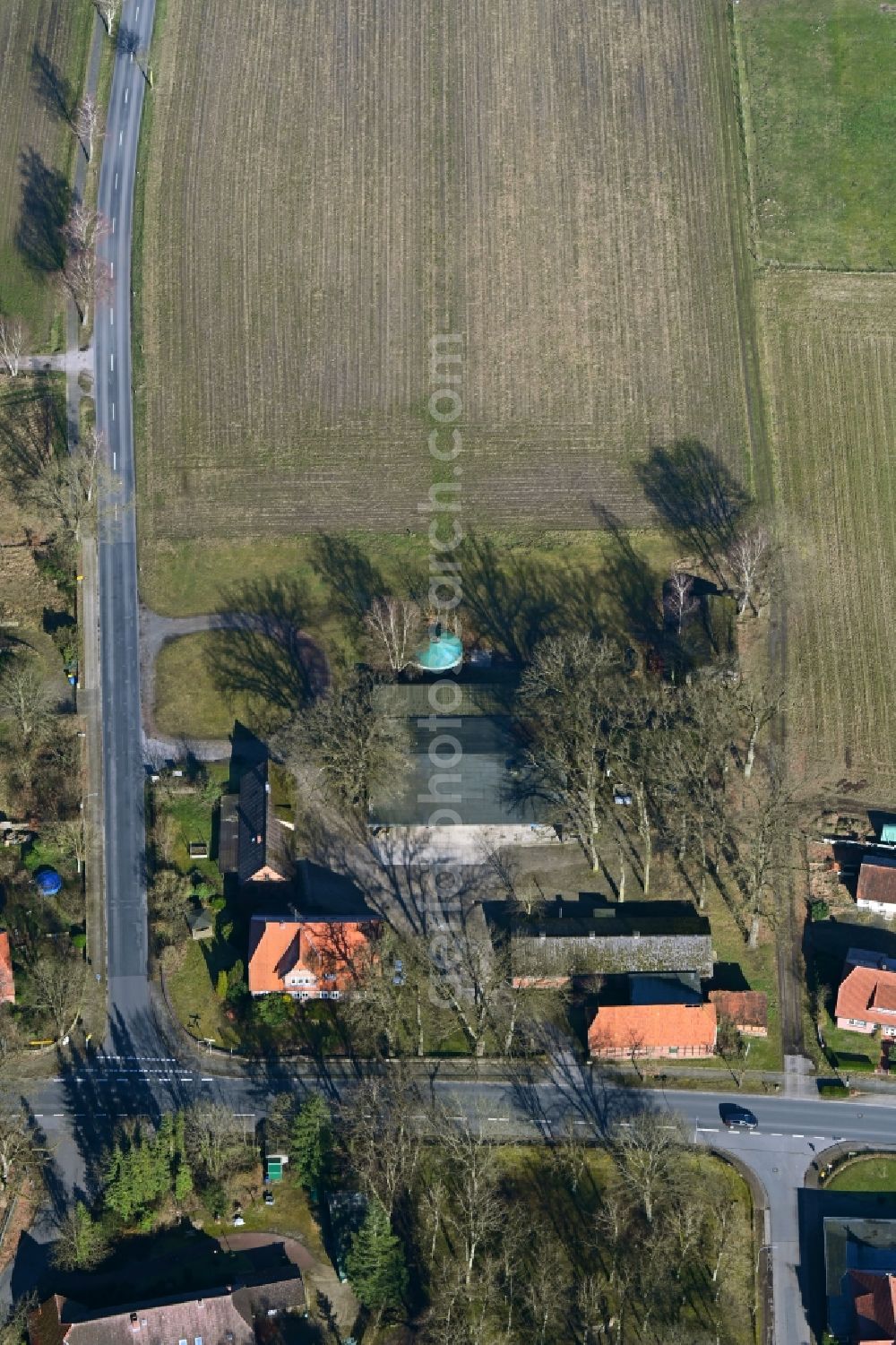 Eimke from above - Homestead and farm outbuildings on the edge of agricultural fields of the farm shop Eimker Erdaepfel - Hof Kuhlmann on Salzwedeler Strasse in Eimke in the state Lower Saxony, Germany