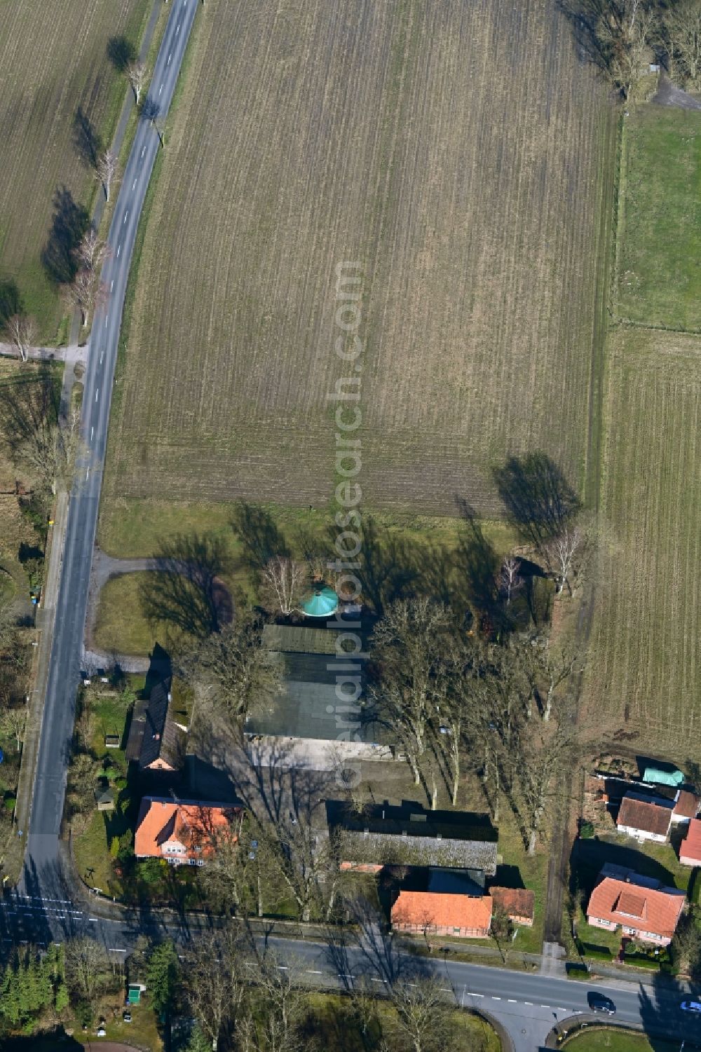 Eimke from the bird's eye view: Homestead and farm outbuildings on the edge of agricultural fields of the farm shop Eimker Erdaepfel - Hof Kuhlmann on Salzwedeler Strasse in Eimke in the state Lower Saxony, Germany