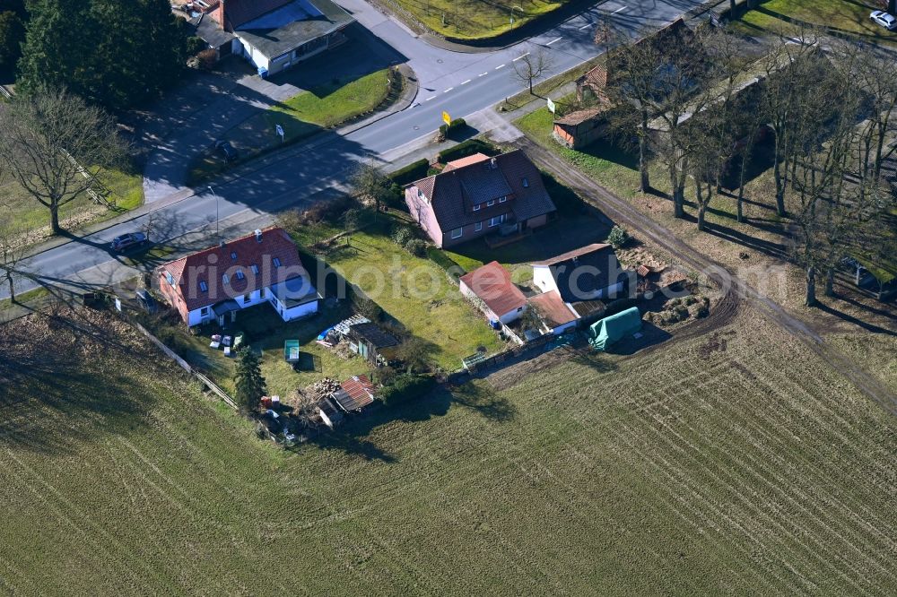 Aerial image Eimke - Homestead and farm outbuildings on the edge of agricultural fields of the farm shop Eimker Erdaepfel - Hof Kuhlmann on Salzwedeler Strasse in Eimke in the state Lower Saxony, Germany