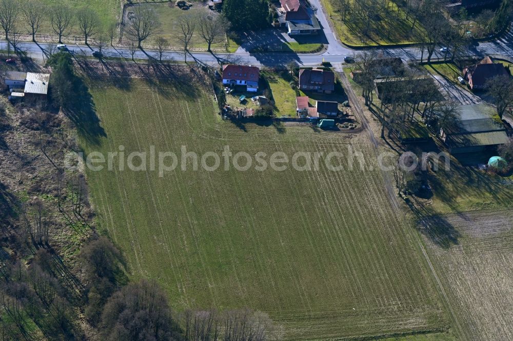 Eimke from above - Homestead and farm outbuildings on the edge of agricultural fields of the farm shop Eimker Erdaepfel - Hof Kuhlmann on Salzwedeler Strasse in Eimke in the state Lower Saxony, Germany