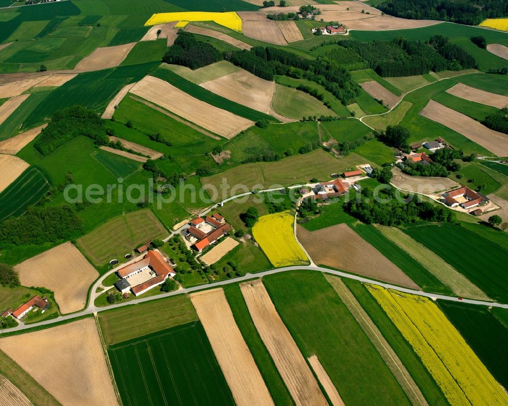 Aerial photograph Hoibach - Homestead and farm outbuildings on the edge of agricultural fields in Hoibach in the state Bavaria, Germany