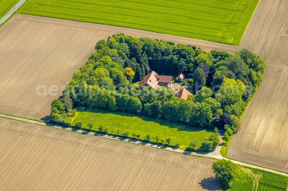 Aerial image Kirchhellen - Homestead and farm outbuildings on the edge of agricultural fields on street Grueteringsfeld in Kirchhellen at Ruhrgebiet in the state North Rhine-Westphalia, Germany