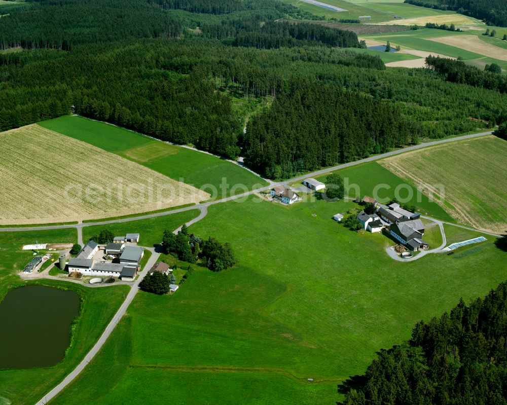 Konradsreuth from the bird's eye view: Homestead and farm outbuildings on the edge of agricultural fields in the district Pretschenreuth in Konradsreuth in the state Bavaria, Germany