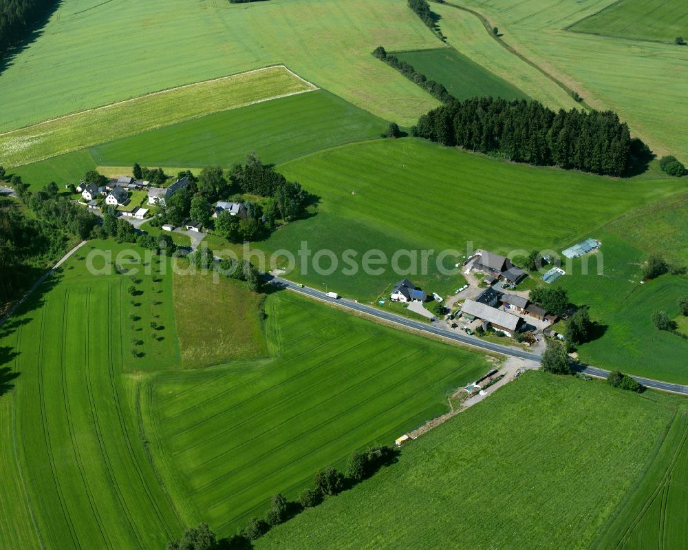 Aerial photograph Konradsreuth - Homestead and farm outbuildings on the edge of agricultural fields on street Leupoldsgruener Strasse in Konradsreuth in the state Bavaria, Germany