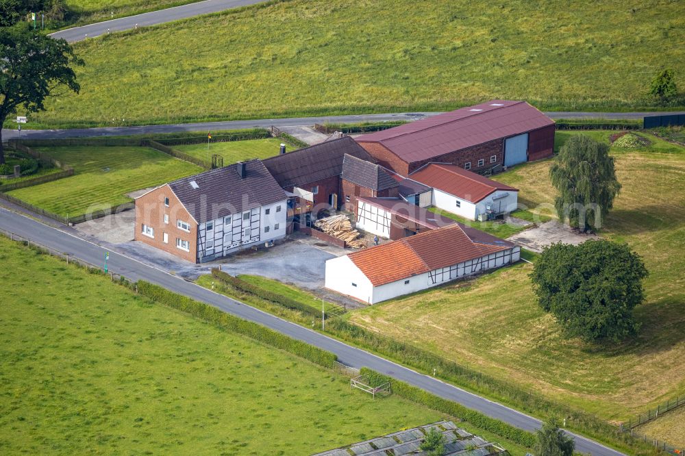 Aerial photograph Osttünnen - Homestead and farm outbuildings on the edge of agricultural fields in Osttünnen in the state North Rhine-Westphalia, Germany