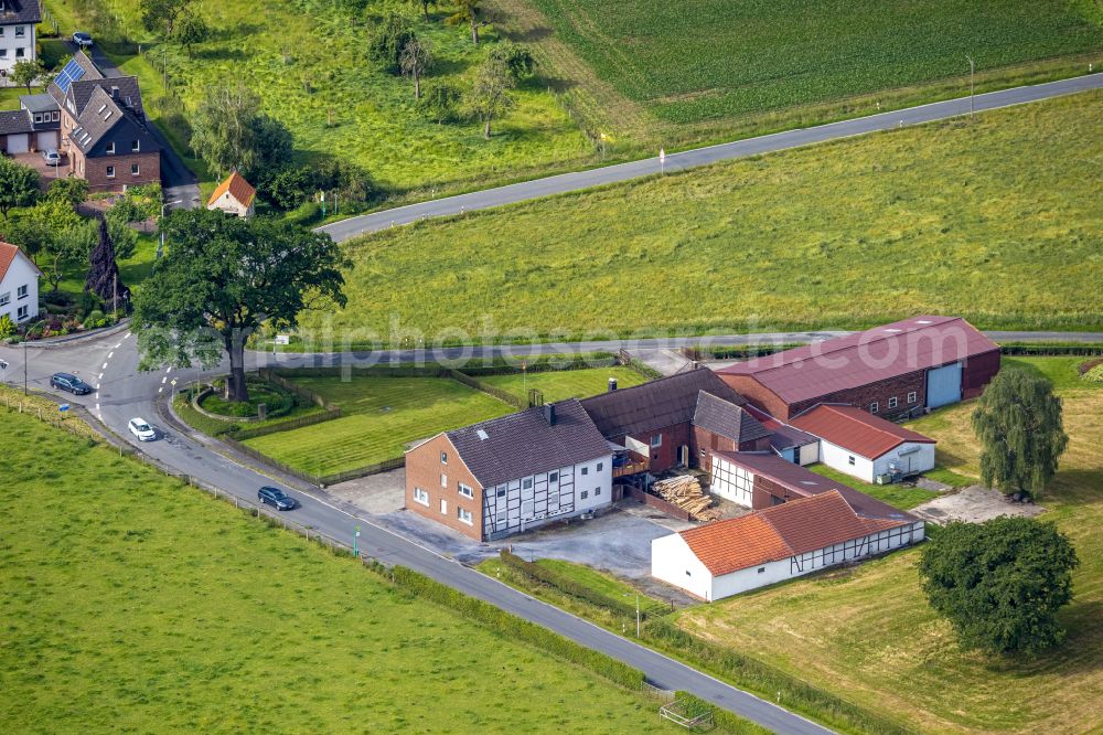 Osttünnen from above - Homestead and farm outbuildings on the edge of agricultural fields in Osttünnen in the state North Rhine-Westphalia, Germany