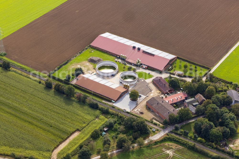 Aerial photograph Schündelenhöfe - Homestead and farm outbuildings on the edge of agricultural fields on the Schuendelenhoefe road in Schuendelenhoefe in the state of North Rhine-Westphalia, Germany